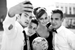 Красивое групповое фото мужчин и девушки-модели с футбольным мячом