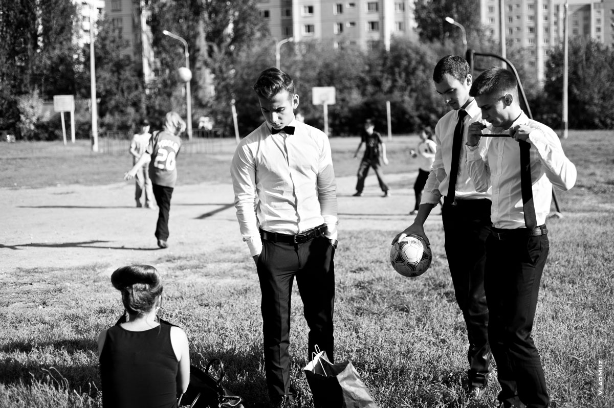 Фото мужчин-моделей и девушки на футбольном поле после игры в футбол