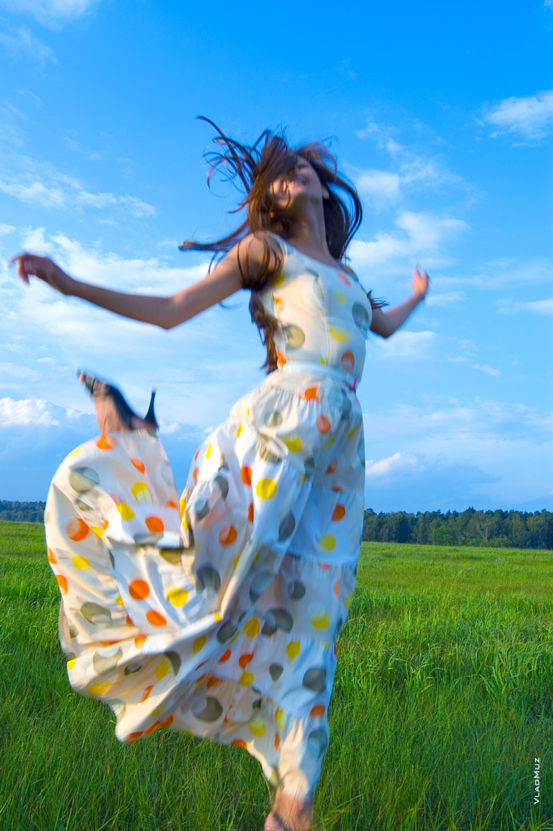 Динамичное летнее фото девушки в длинном платье, в полный рост, в прыжке, в поле