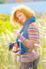 Осенний фотопортрет девушки в поле в ярком свитере и синем шарфе