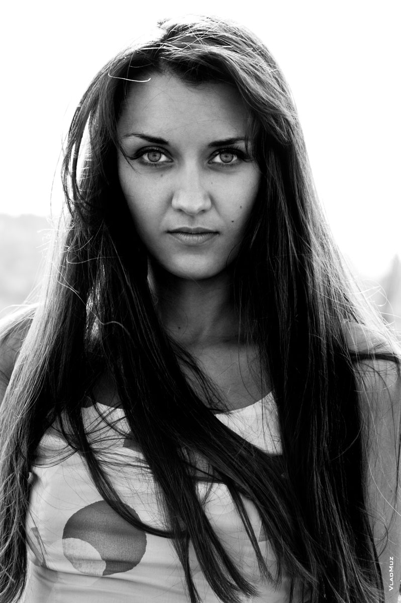 Черно-белый актерский фотопортрет девушки-брюнетки с длинными волосами, фото на улице, без ретуши