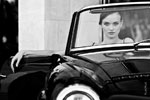Черно-белое фото девушки-модели в кабриолете