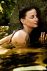 Фото девушки у камня в воде с закрытыми глазами