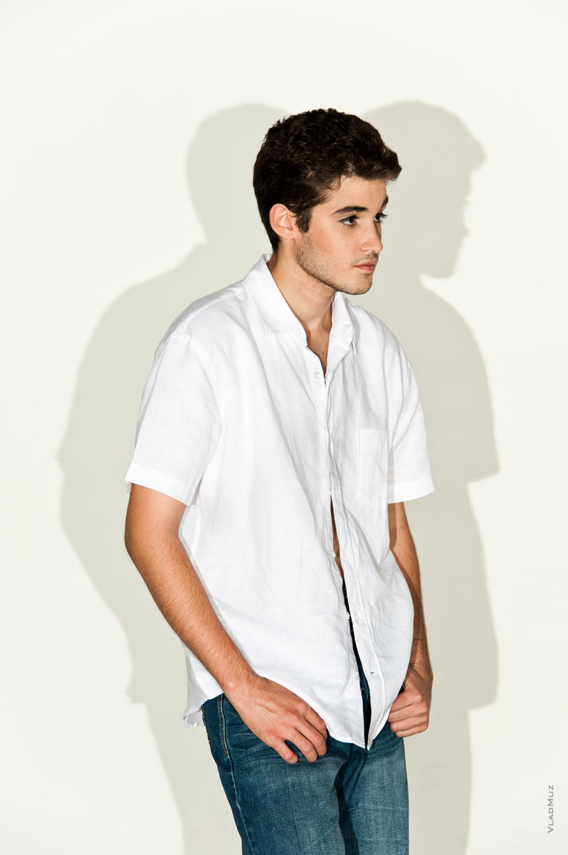 Поясное фото мужчины на белом фоне из модельного портфолио