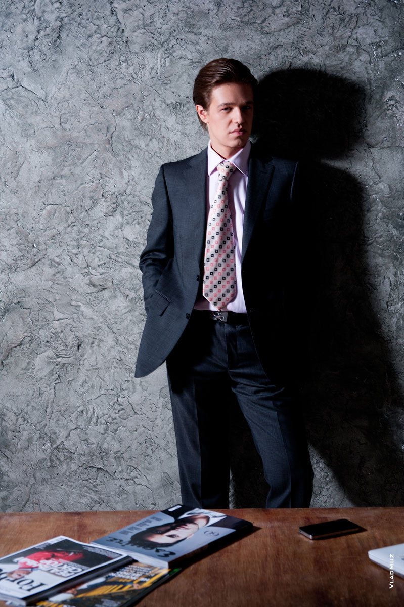 # 04 Образец делового человека. Фото мужчины в костюме, стоя у стены
