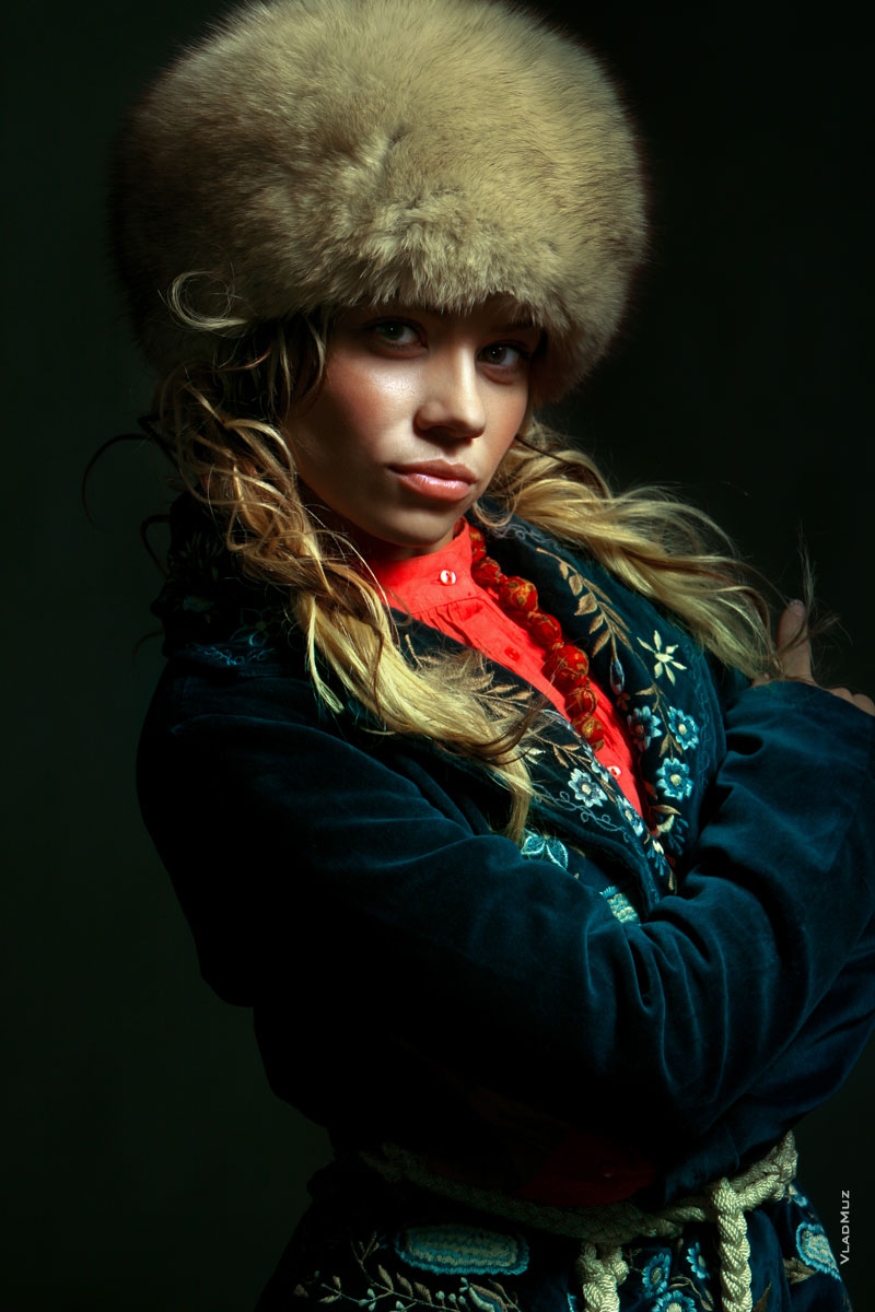 # 01 Фотопортрет радиоведущей Алисы Селезневой в меховой шапке