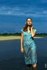 Фотография девушки в полный рост в мокром платье, стоя в воде на берегу реки