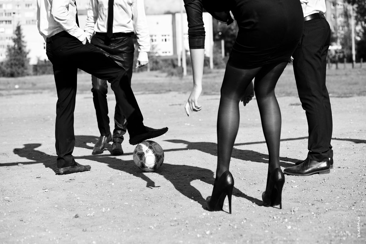Фото девушки на высоких каблуках и 3-х мужчин, разыгрывающих мяч
