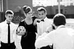 Фото девушки-модели с футбольным мячом в руке и с двумя юношами