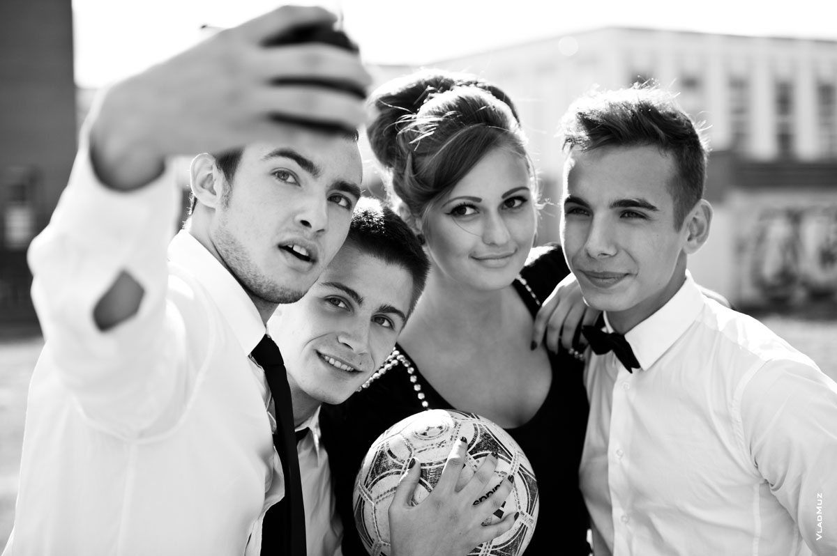 Красивое групповое фото мужчин и девушки-модели с футбольным мячом