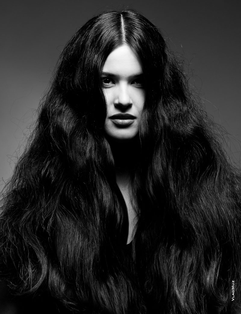 Фото портрет девушки модели с длинными волосами