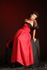Художественный женский фотопортрет «Дама в красном». Фото девушки в красном платье в полный рост