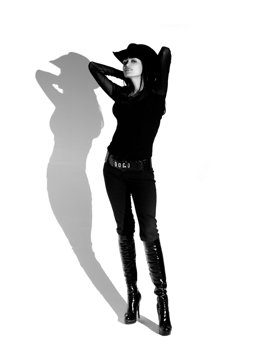 # 02 Модное фото девушки и ее силуэта на белой циклораме в полный рост. У красивой фигуры и силуэт красивый