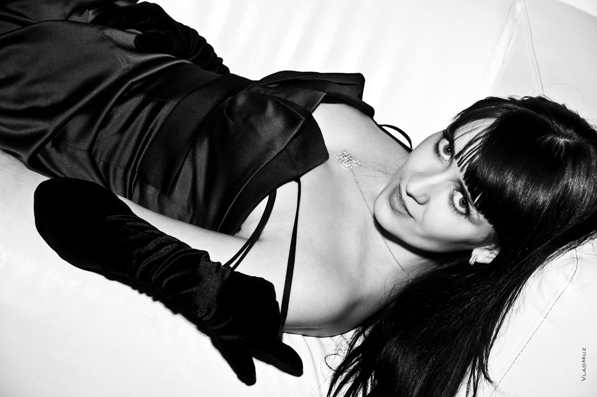 # 04 Черно-белый фотопортрет актрисы в платье, лежа на диване