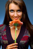 Студийный фотопортрет девушки с цветком перед лицом «Знакомлюсь только в icq»