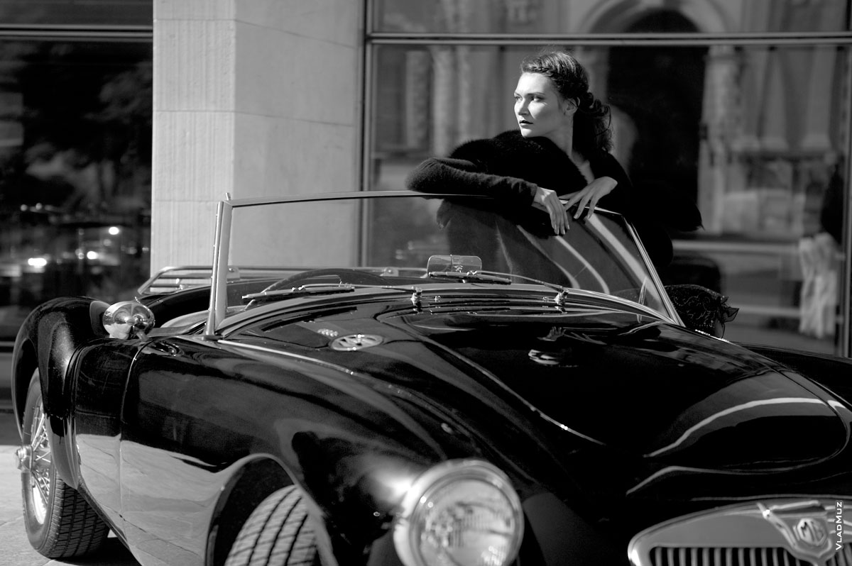 Черно-белая фотография девушки-модели в 2-х местном кабриолете MG Morris Garages