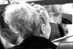 Фото девушки со спины в кабриолете и ее отражение в зеркале заднего вида