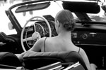 Черно-белое фото девушки со спины в старинном Мерседесе кабриолете