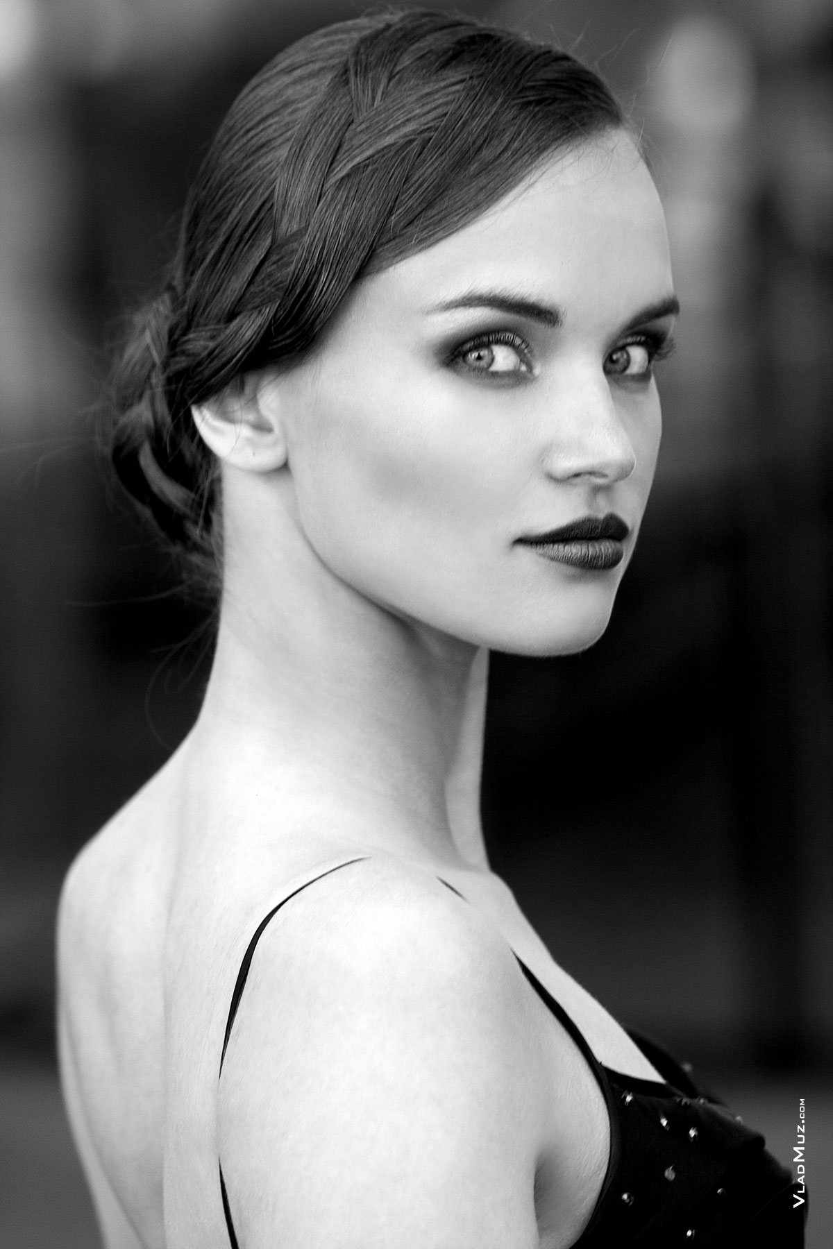 # 12 Черно-белый фотопортрет девушки-модели на улице