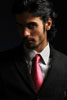 Рекламный мужской фотопортрет красивого мужчины в костюме с галстуком