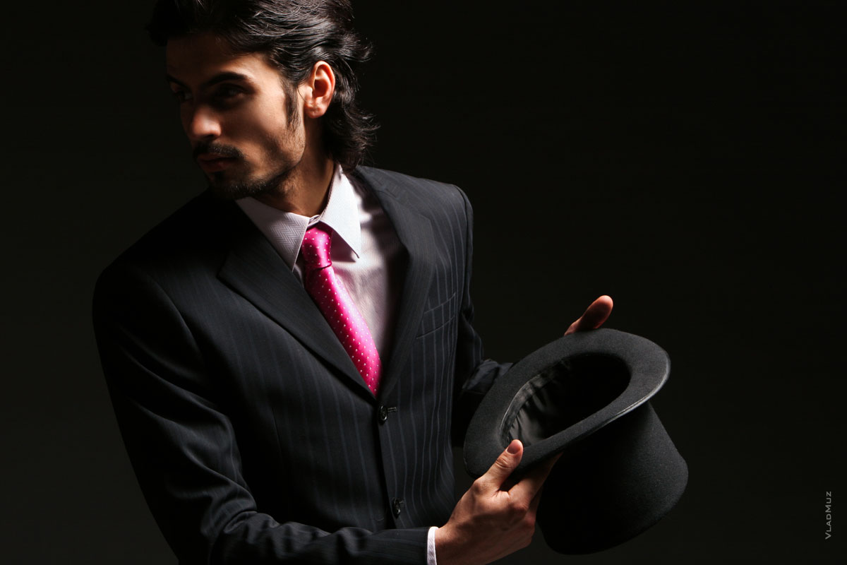 # 08 Горизонтальное студийное фото мужчины с головным убором (с цилиндром) в руках из портфолио модели