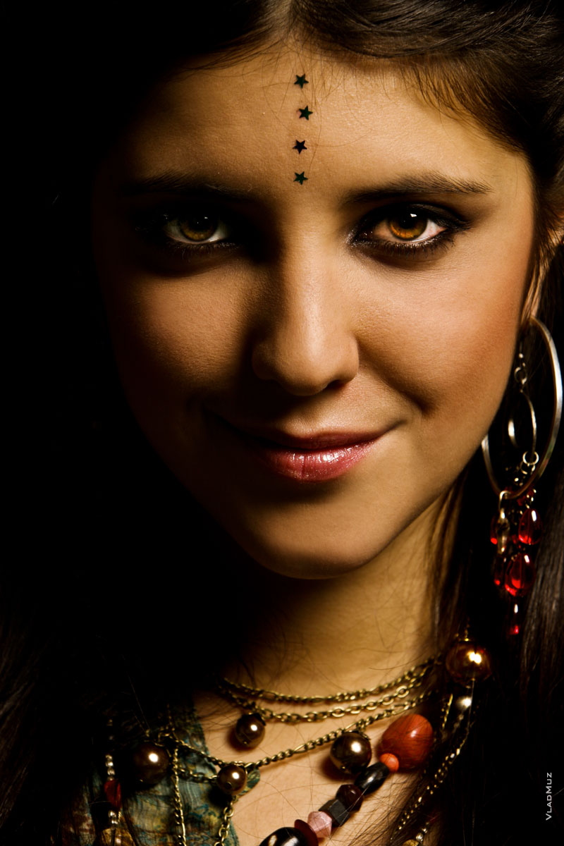# 09 Студийный женский фотопортрет в индийском образе из портфолио девушки-модели