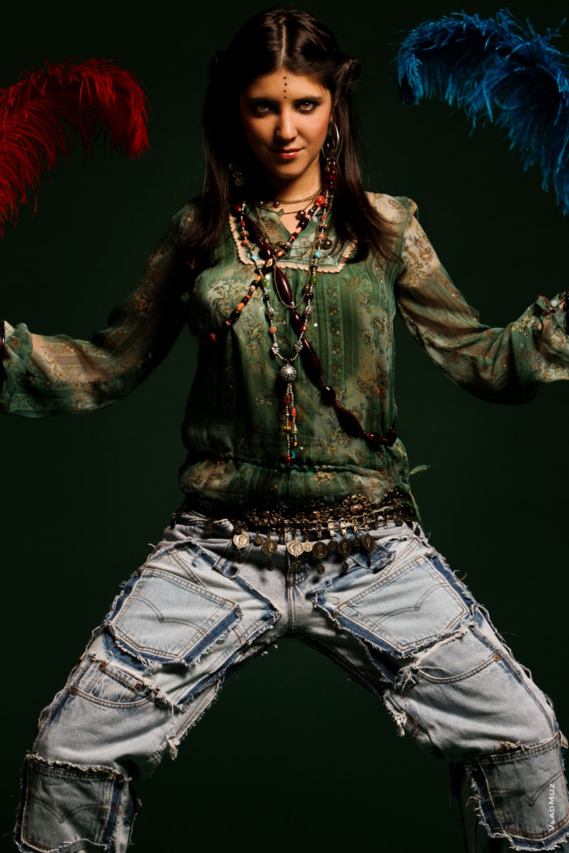 # 11 Студийное фото девушки в индийском образе с перьями в руках из портфолио модели