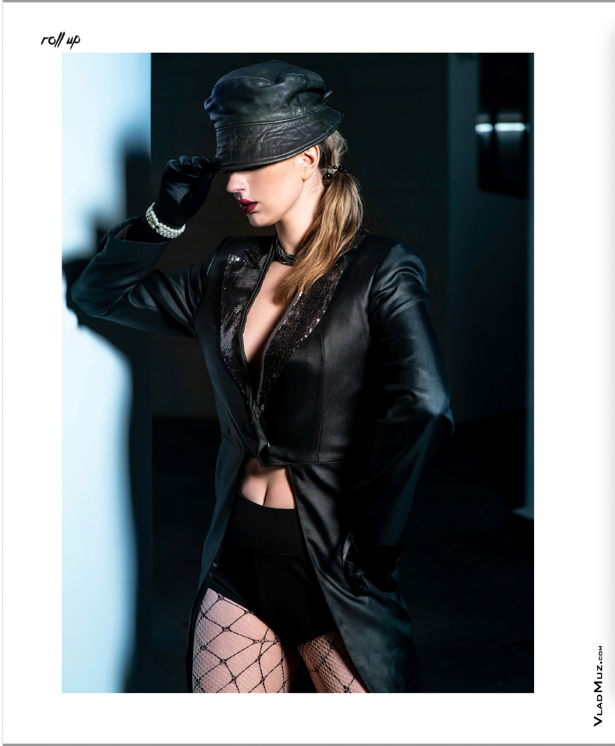 Фото девушки-модели в кожаной шляпке и жакете из серии модных фотографий для журнала Roll Up Magazine