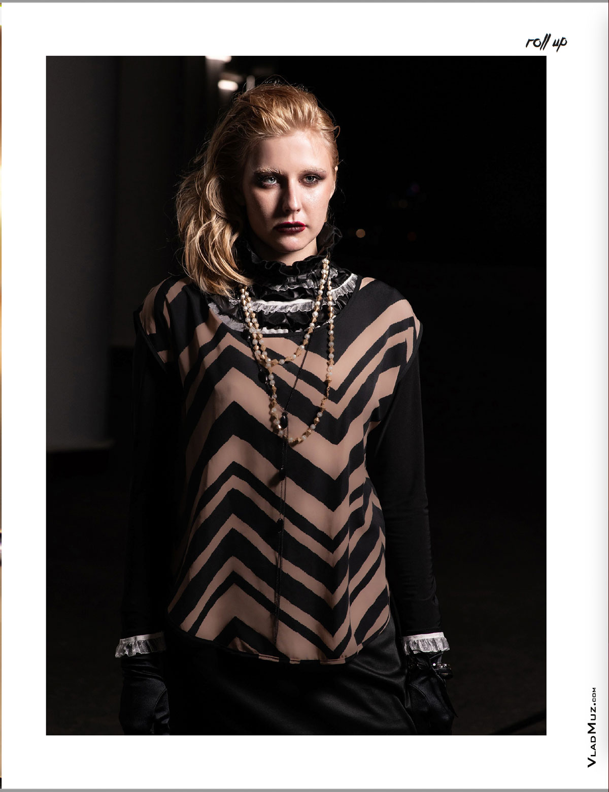 Поясное фото девушки-модели на темном фоне города из серии модных фотографий для журнала Roll Up Magazine