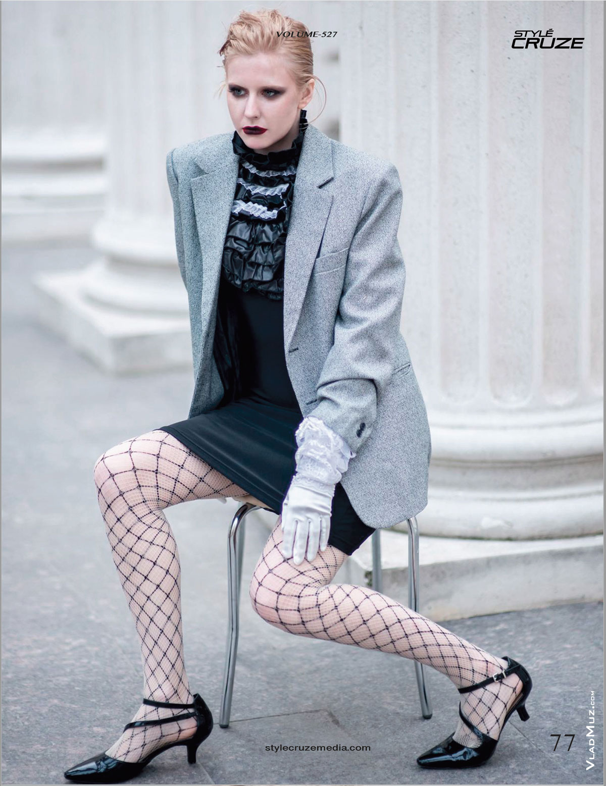 Фото девушки-модели, сидя на стуле, из серии модных фотографий для журнала Style Cruze Magazine
